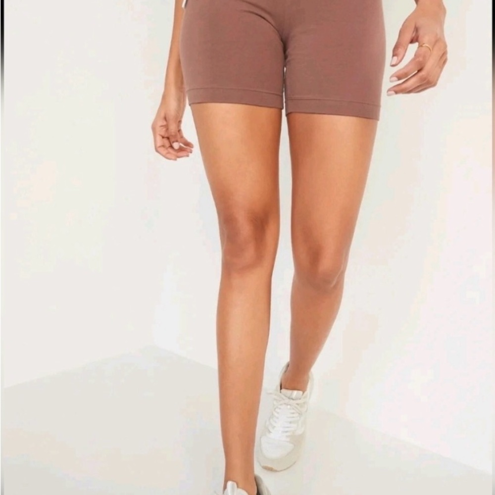 Old Navy High-Rise Bike Shorts in Taupe Brown